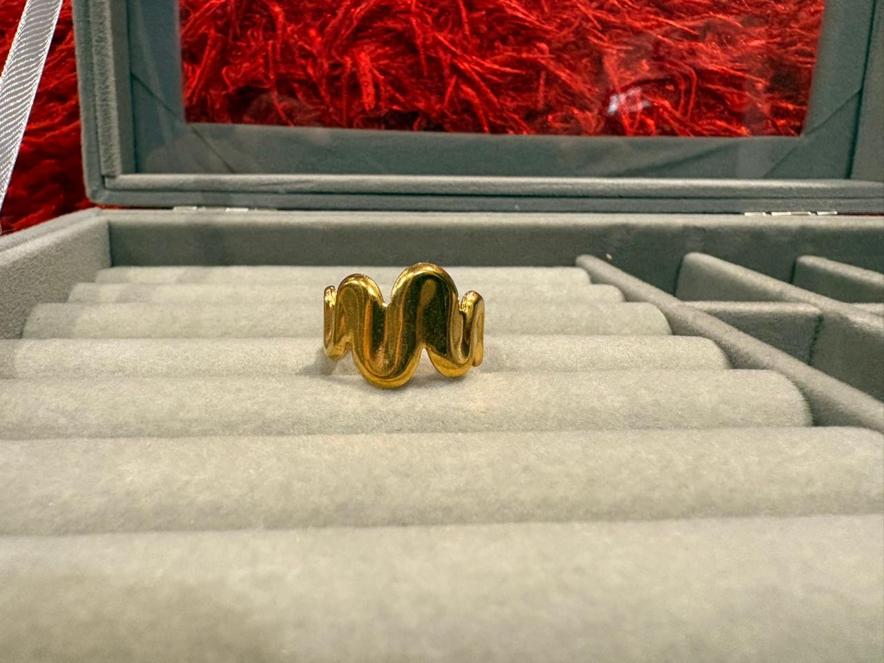 The Golden Pulse Ring
