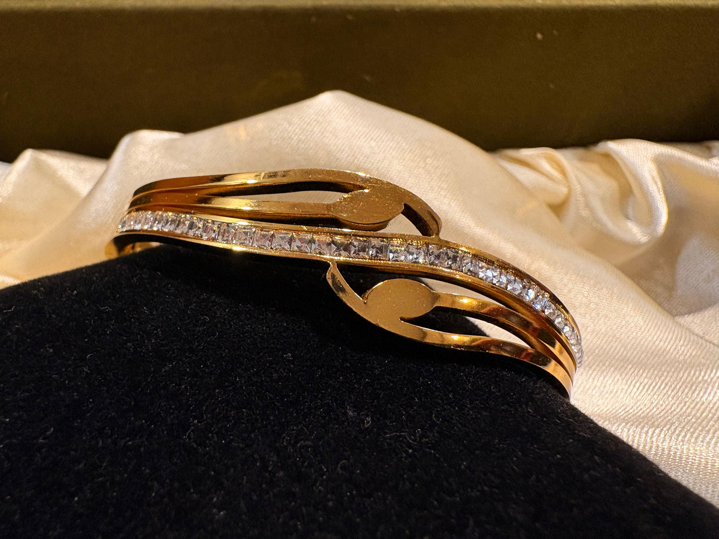 Channel leaf set bracelet