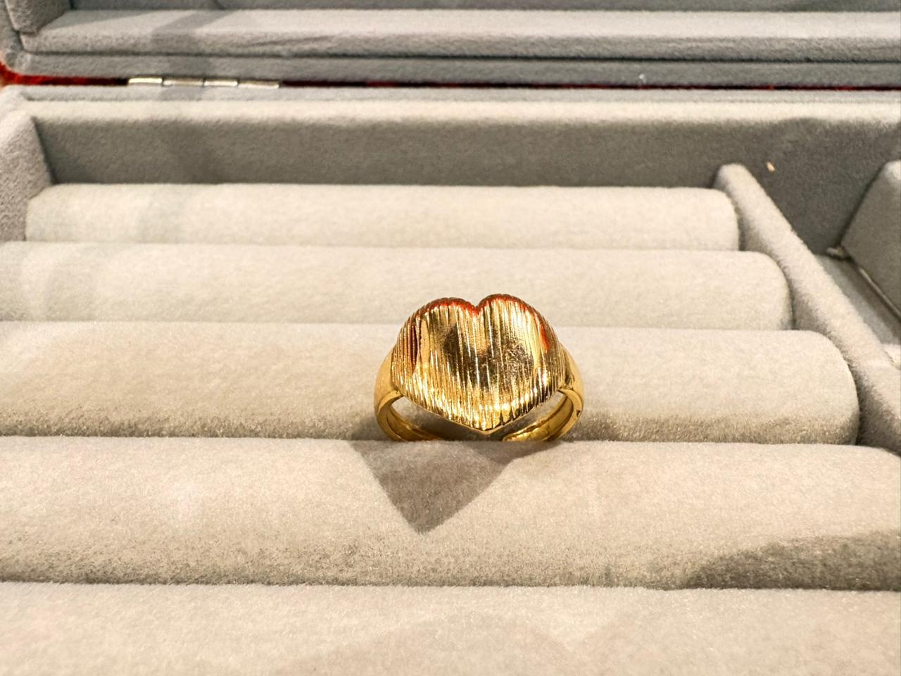 The Ribbed Heart Ring